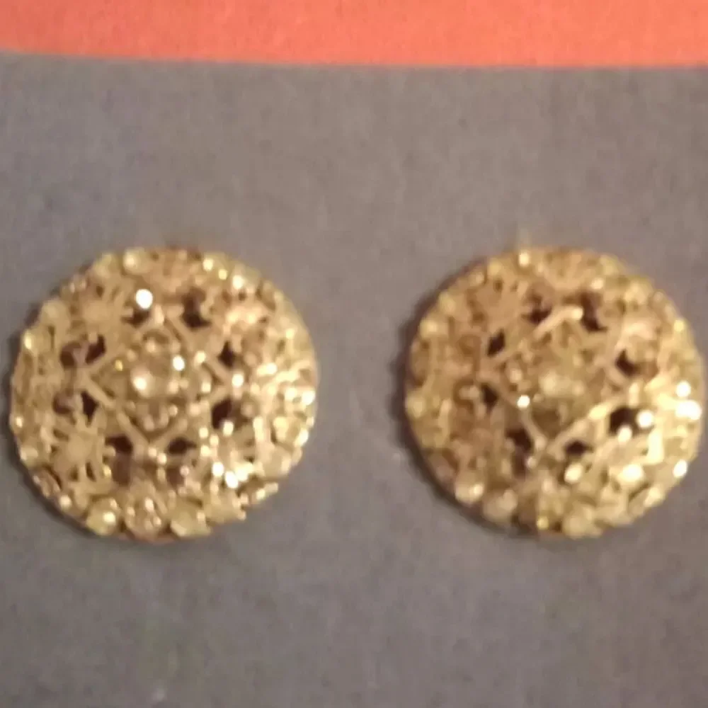🩷Avon VINTAGE button clip on earrings. Silver - Picture 2 of 3